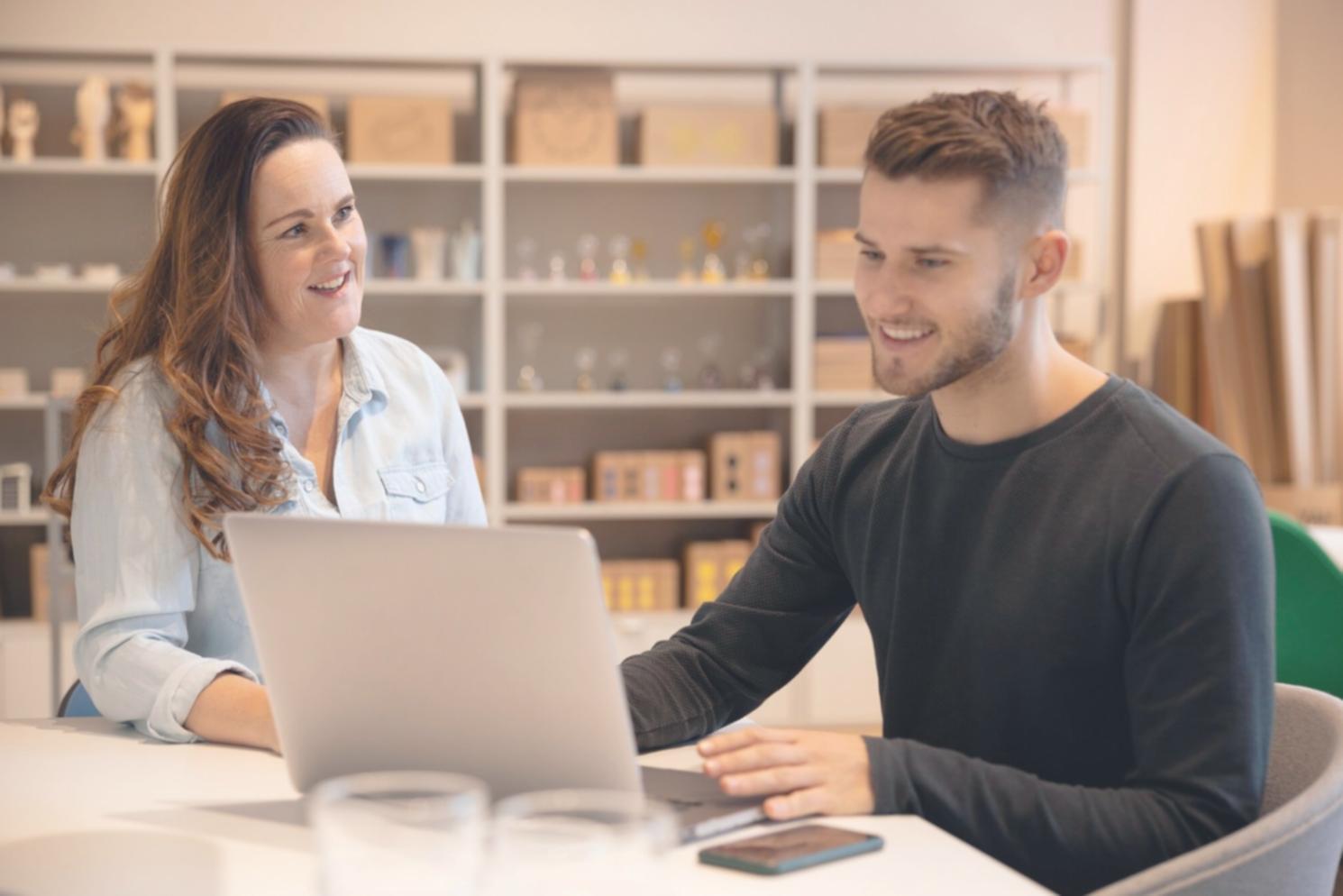 Equipo de consultores financieros trabajando en estrategias de mitigación de riesgos
